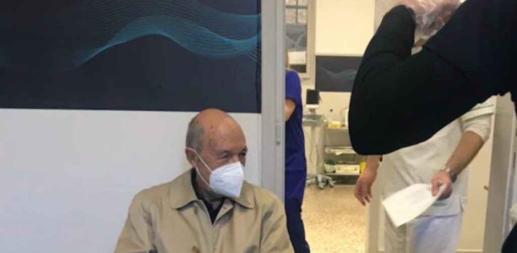 Στον «Ευαγγελισμό» ο Κώστας Σημίτης για τον εμβολιασμό