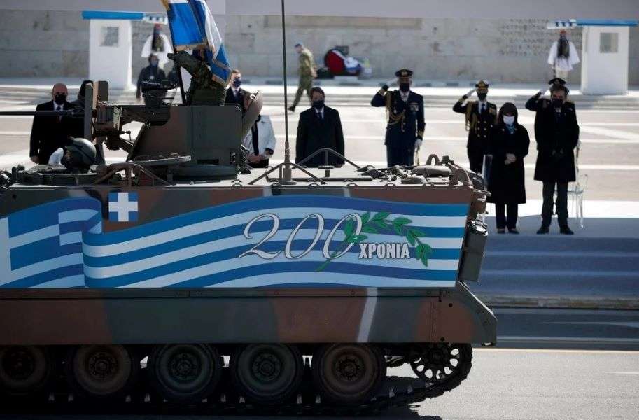Φωτογραφίες από την στρατιωτική παρέλαση στο Σύνταγμα
