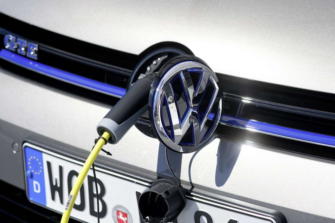 Volkswagen: Μειώνει το κόστος των μπαταριών