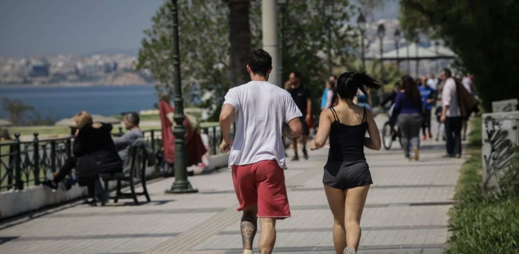 Βόλτα στις παραλίες και τα πάρκα οι Αθηναίοι