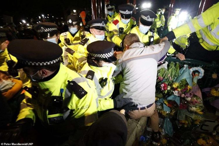 Βρετανία: Αντιδράσεις για τη βία της αστυνομίας