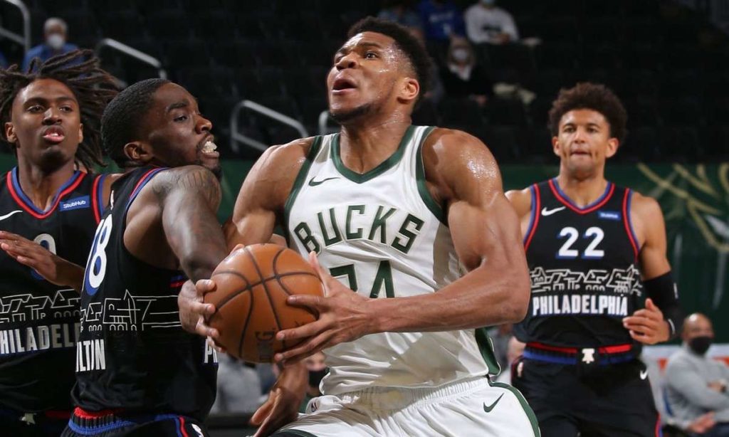 NBA: Με ηγέτη τον Γιάννη οι Μπακς κέρδισαν τους Σίξερς 124-117 (vid)