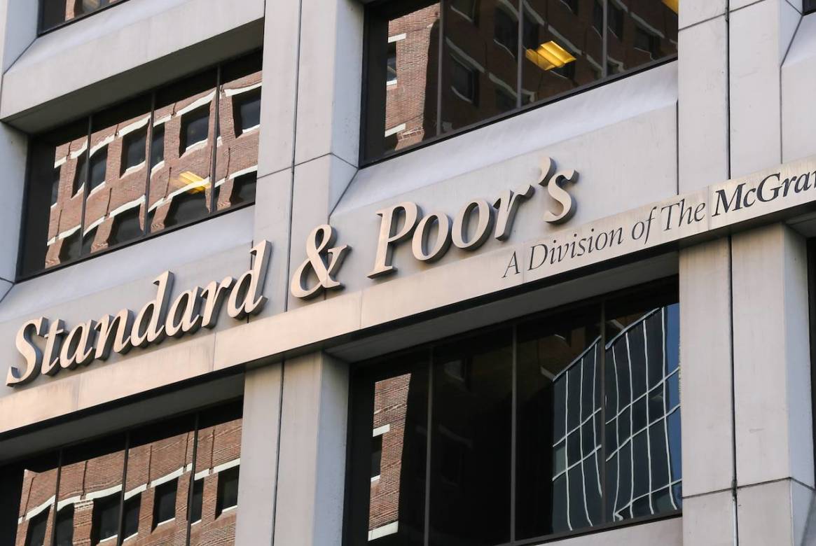 Standard & Poor’s: Αναβαθμίζει τις προοπτικές της ΔΕΗ
