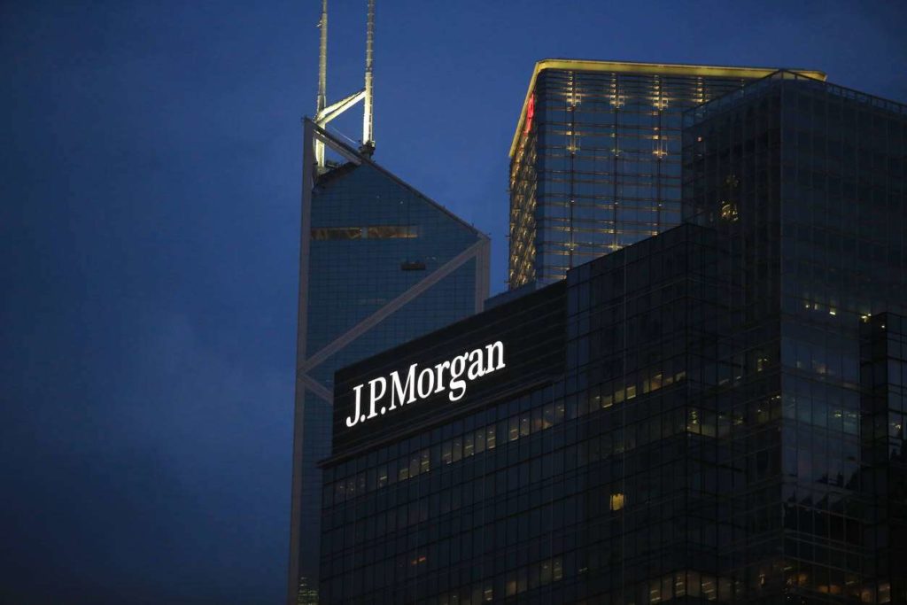 JP Morgan: H επενδυτική βαθμίδα στα τέλη του 2023 ή στις αρχές του 2024