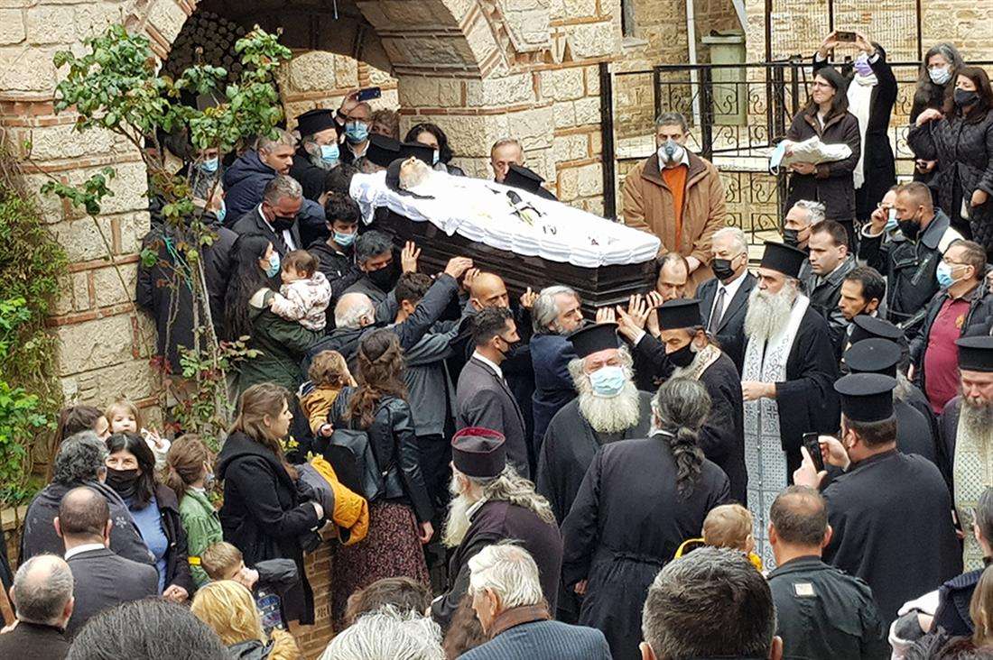 Αγ. Στέφανος: Επικίνδυνη κοσμοσυρροή σε κηδεία Αρχιμανδρίτη