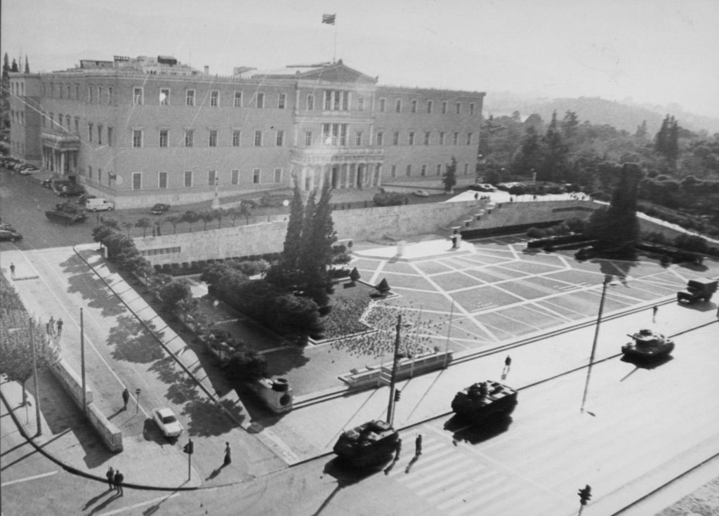 Πόλεμος ανακοινώσεων με αφορμή την επέτειο της 21ης Απριλίου