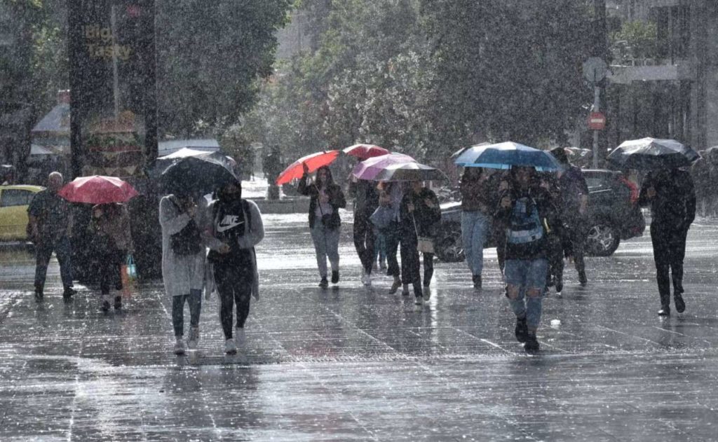 Καιρός: Λασποβροχές και καταιγίδες τη Δευτέρα