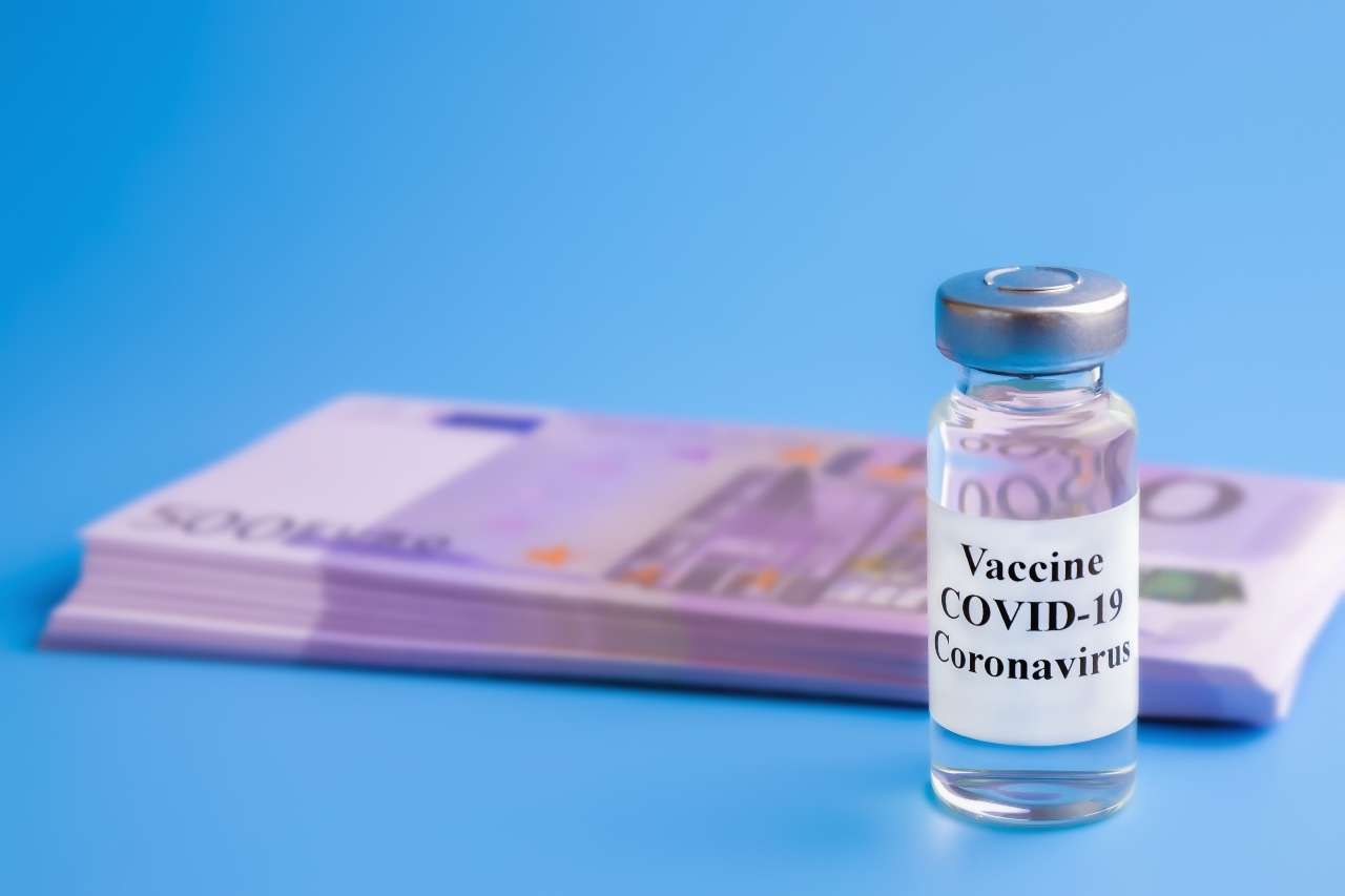 Κόντρα Μαξίμου - ΣΥΡΙΖΑ για τις πατέντες των εμβολίων