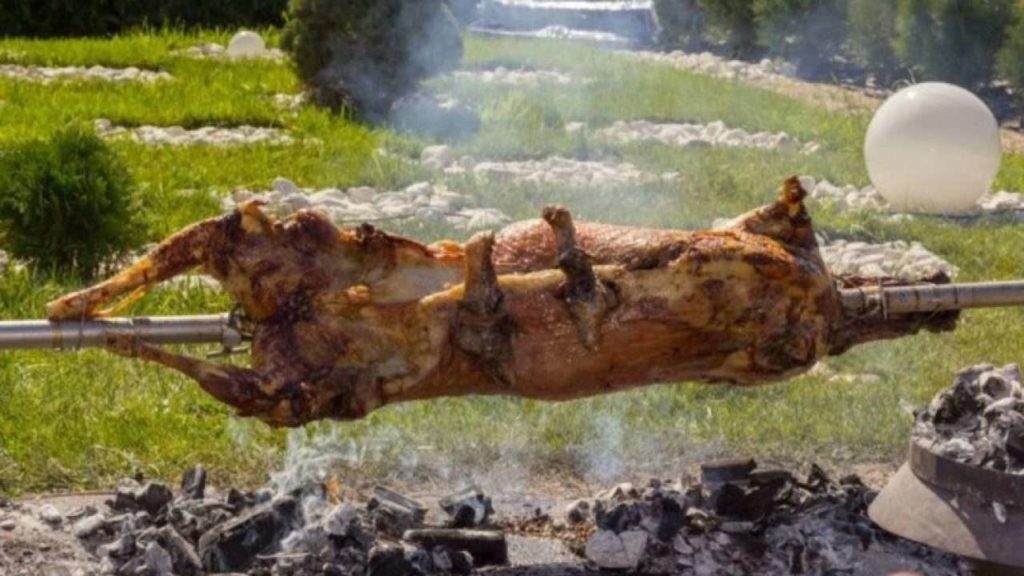 Πασχαλινό αρνί: Ο συμβολισμός και το ψήσιμο στη σούβλα