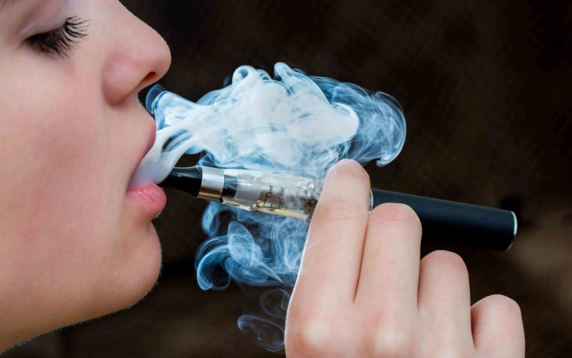 Έφηβοι: Εθισμένοι στο e-τσιγάρο και στον τζόγο
