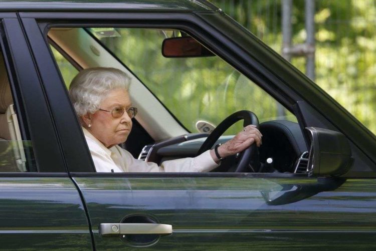 Τα πολυτελέστατα αυτοκίνητα της βασίλισσας Ελισάβετ (Εικόνες)