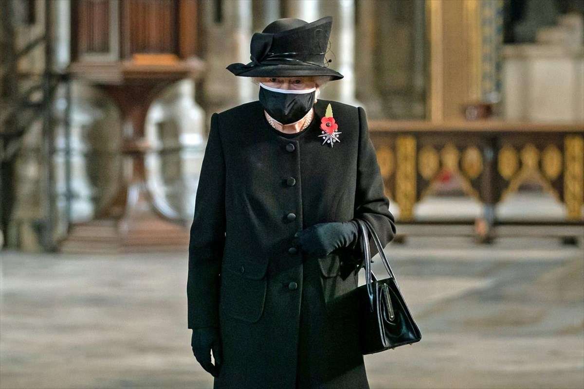 Βασίλισσα Ελισάβετ: Μόνη της στην κηδεία του πρίγκιπα Φίλιππου