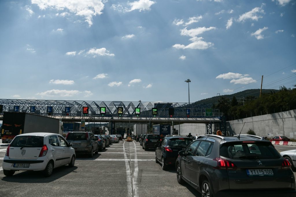 Πάσχα: Ουρές στα διόδια Ελευσίνας παρά τις απαγορεύσεις