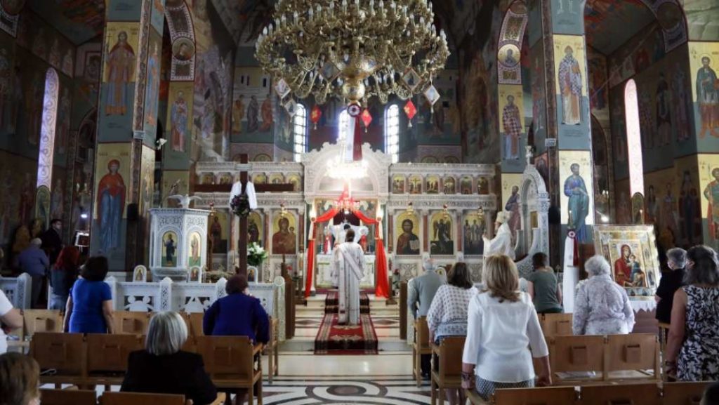 Ανοιχτές εκκλησίες και Ανάσταση πριν τα μεσάνυχτα το Πάσχα