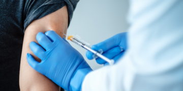 Άρση των ταξιδιωτικών περιορισμών για πλήρως εμβολιασμένους προτείνει η Κομισιόν