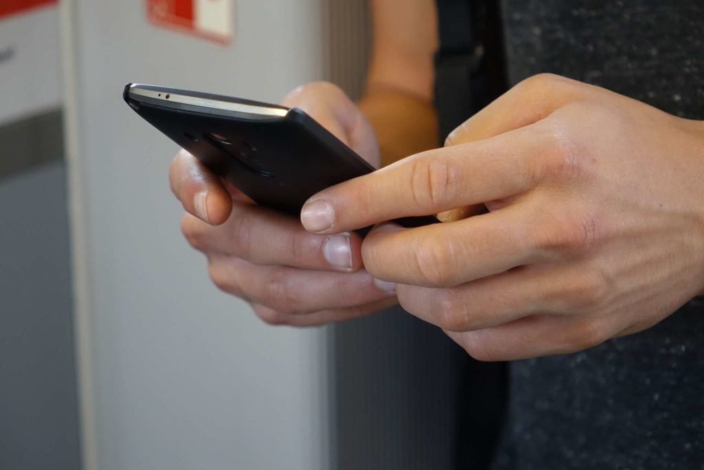 SMS εμβολιασμού: Αλαλούμ τα έλαβαν άσχετοι πολίτες