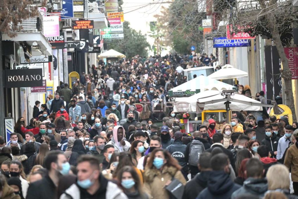 Βγήκαν για βόλτα και ψώνια οι Αθηναίοι, πλημμύρισε από κόσμο η Ερμού