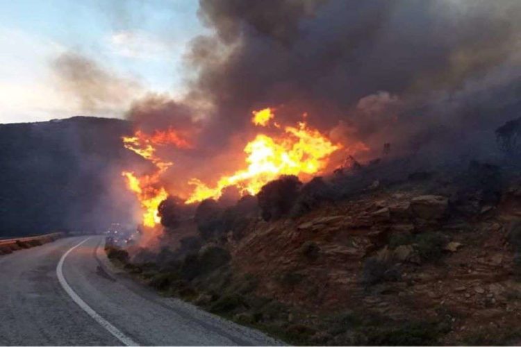 Πυρκαγιά ξέσπασε στην Άνδρο- Εκκένωση χωριού