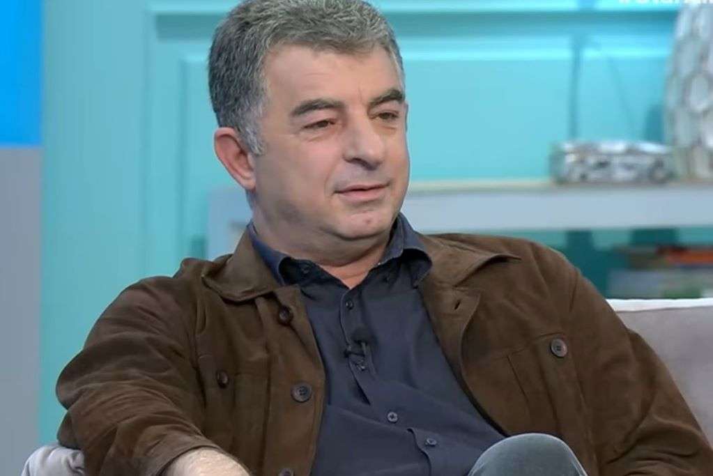 Γιώργος Καραϊβάζ: Εννέα μέρες μετά τη δολοφονία του – Ραγίζει καρδιές η μητέρα του (Video)