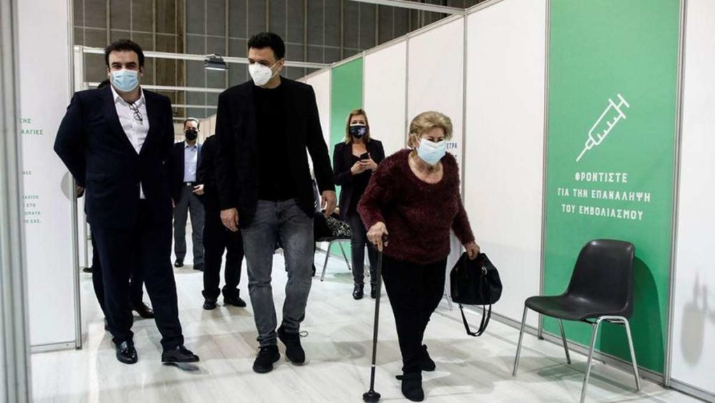 Επίσκεψη Β. Κικίλια και Κυρ. Πιερρακάκη στο mega εμβολιαστικό κέντρο