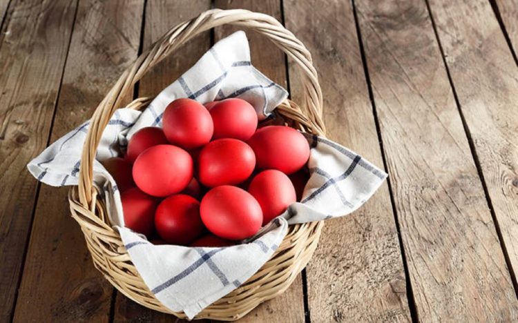 Τι συμβολίζει το βάψιμο και τι το «τσούγκρισμα» των κόκκινων αυγών