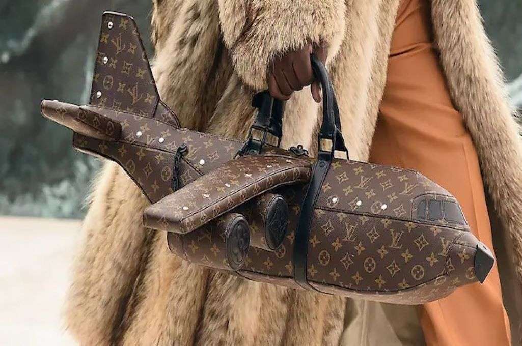 Louis Vuitton: Τσάντα σε σχήμα αεροπλάνου είναι πιο ακριβή από αεροπλάνο