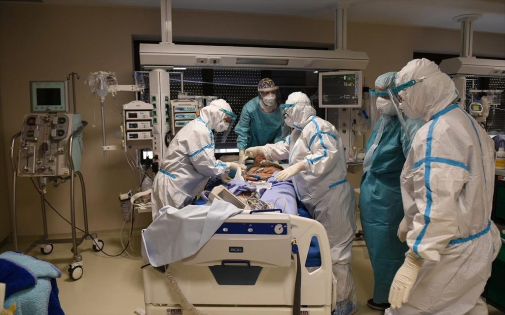 Λάρισα: Ζευγάρι ηλικιωμένων «έφυγε» από κορωνοϊό, διασωληνωμένος ο γιος-Ανεμβολίαστοι