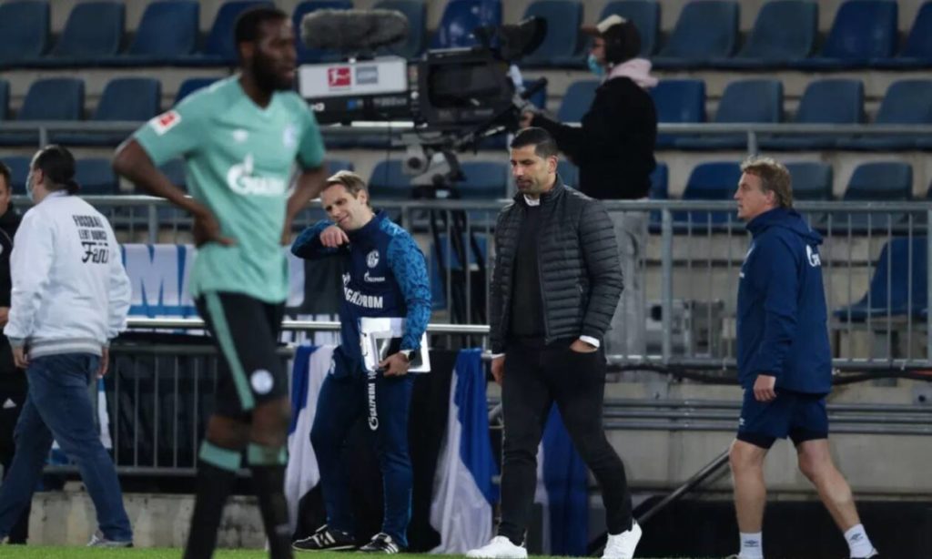 Οπαδοί της Σάλκε πήραν στο κυνήγι και πέταξαν αυγά στους παίκτες! (vid)