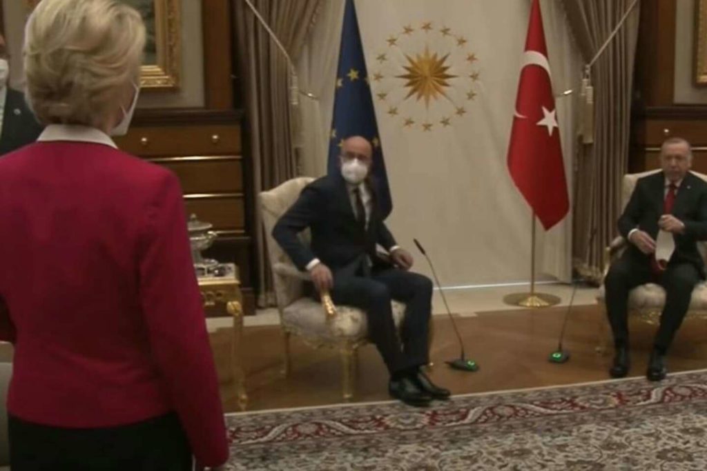 Ο Σαρλ Μισέλ απαντά στις επικρίσεις για το... sofa gate