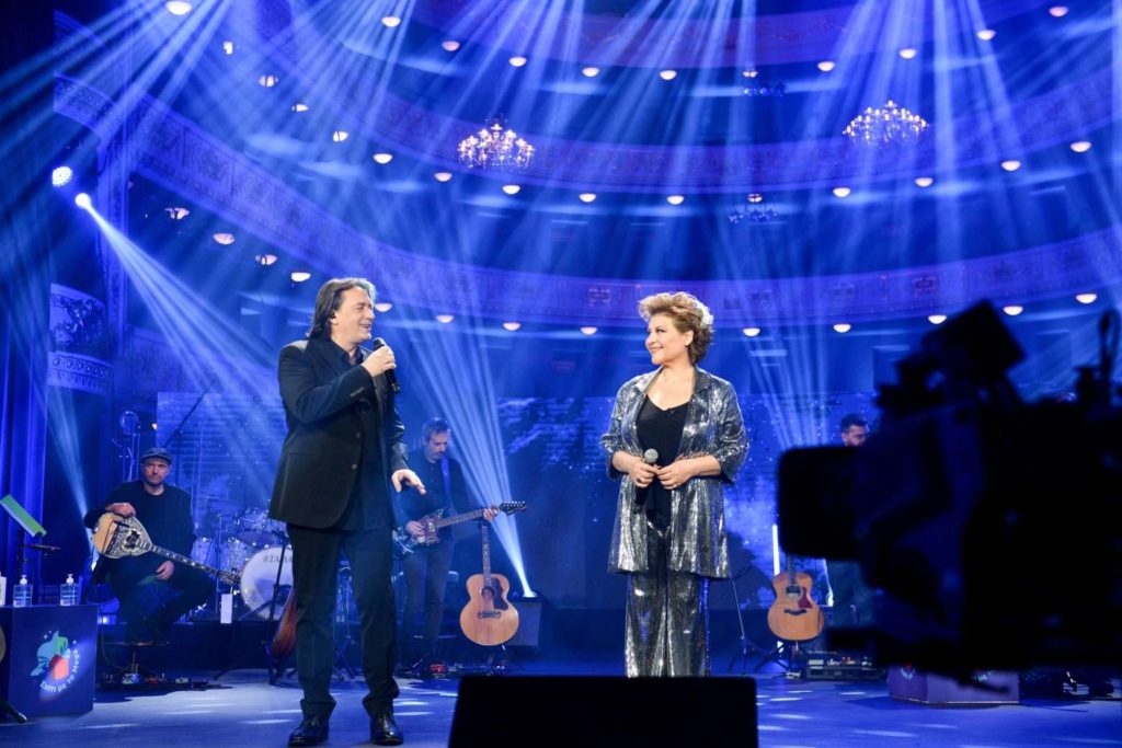Γιάννης Κότσιρας-Γιώτα Νέγκα: Σας περιμένουν σπίτι με το Mega