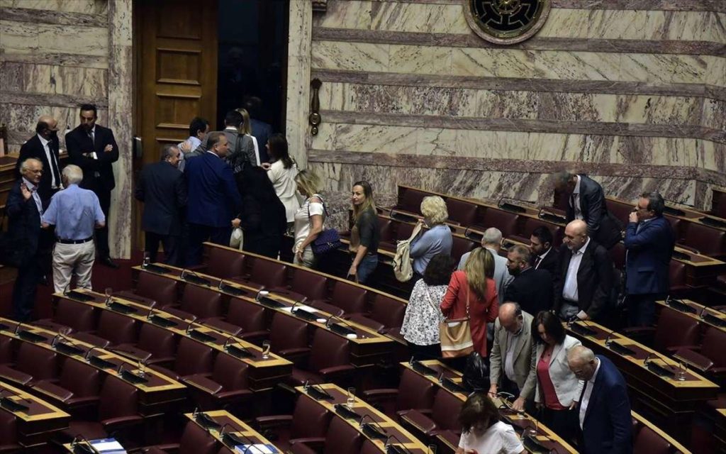 Σύριζα: Aποχή από τις ονομαστικές ψηφοφορίες στη Βουλή
