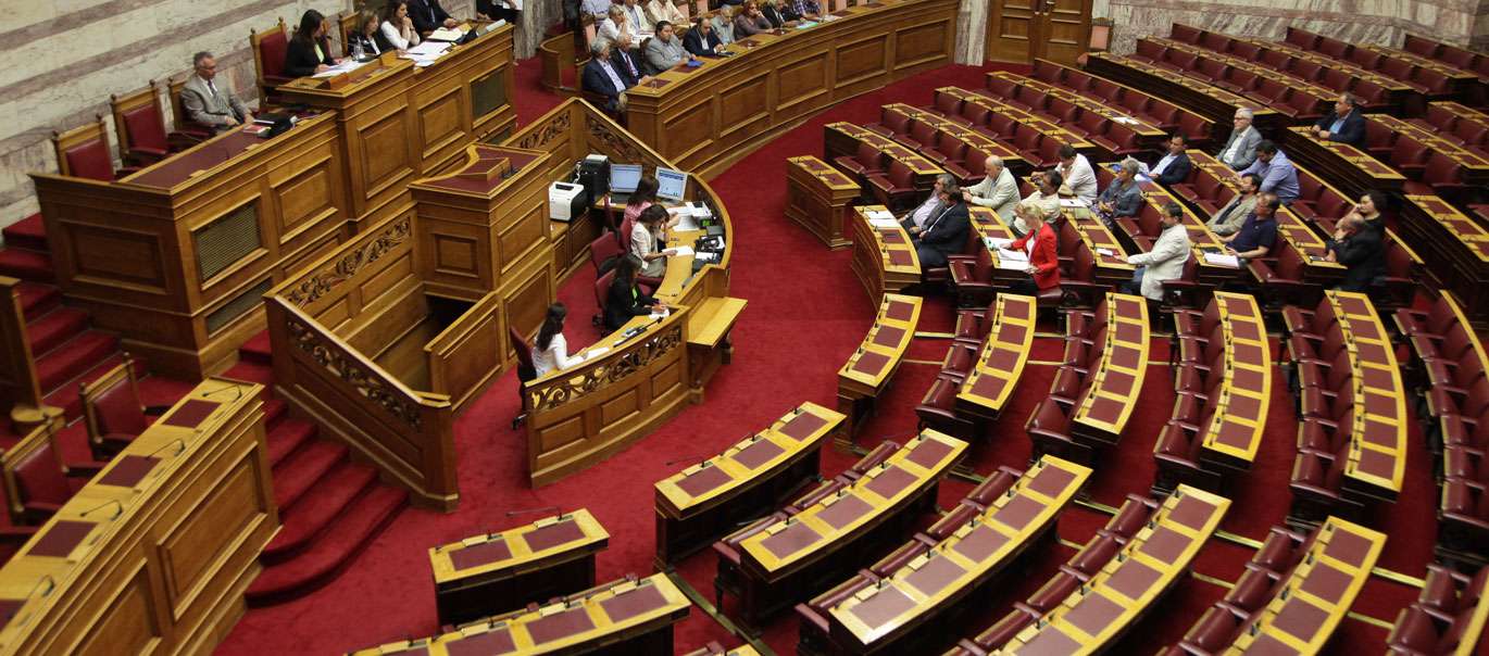 Βουλή: Πανικός για την τροπολογία ασυλίας στους λοιμωξιολόγους