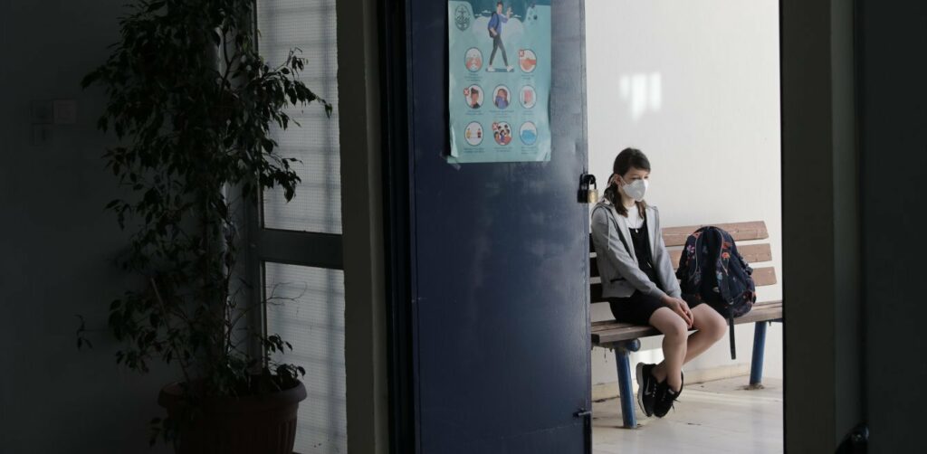 Σχολεία: 3.000 τα θετικά self-test, ελλείψεις στα φαρμακεία