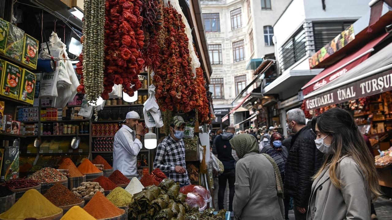 Οργή στην Τουρκία: Οι ντόπιοι στο σπίτι, οι τουρίστες έξω