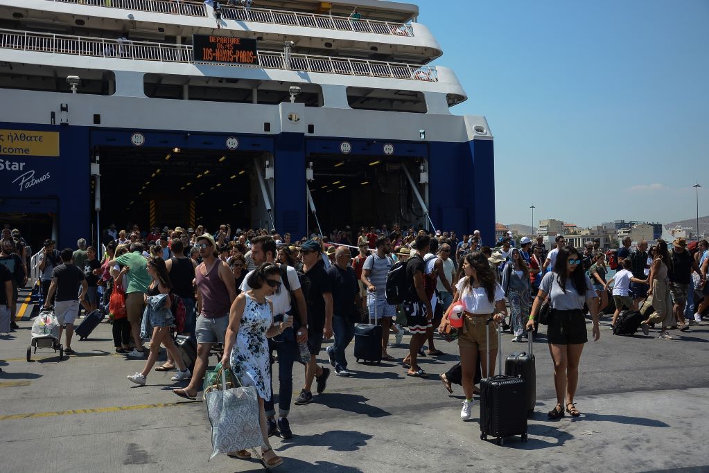Άνοιγμα τουρισμού: Λαοσύναξη σε λιμάνια και εθνικές οδούς