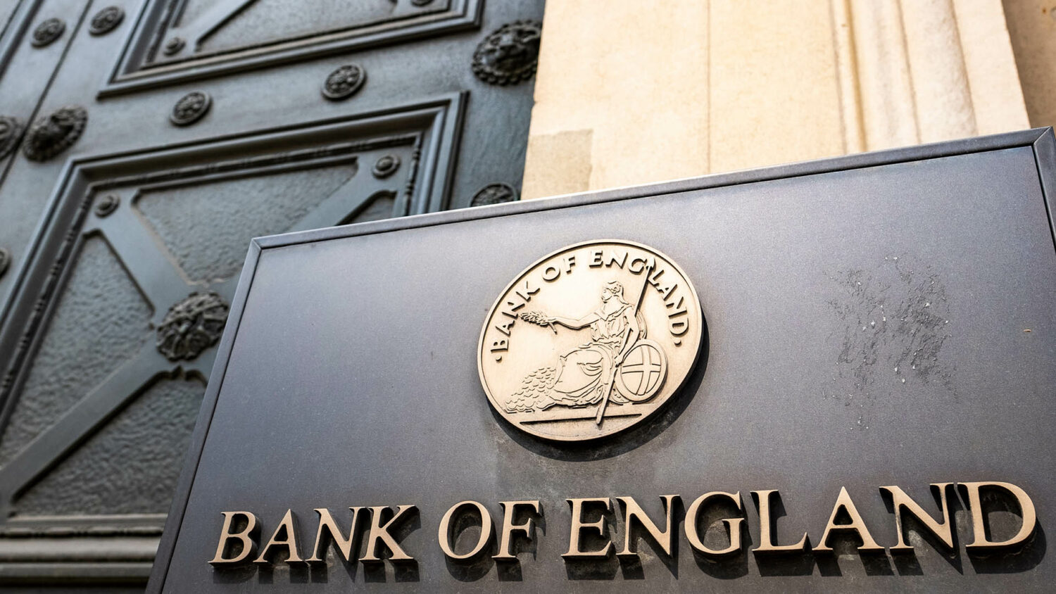 Bank of England: Αύξησε τα επιτόκια στο 0,75%, λόγω πληθωριστικής «έκρηξης»