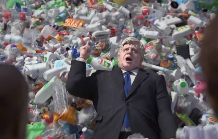 Greenpeace: θάβει τον Μπόρις Τζόνσον σε πλαστικά απόβλητα