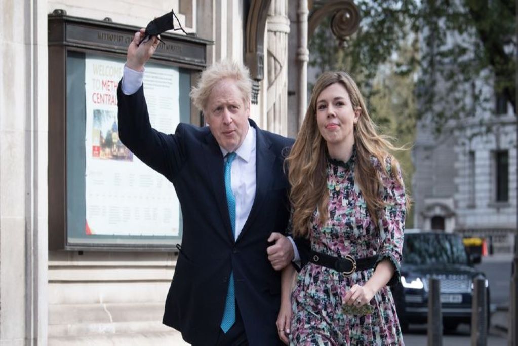 boris-johnson-pantreutike-sta-mustika
