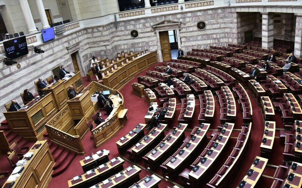 Νέα τροπολογία του ΥΠΟΙΚ για μείωση προκαταβολής φόρου και εισφορά αλληλεγγύης