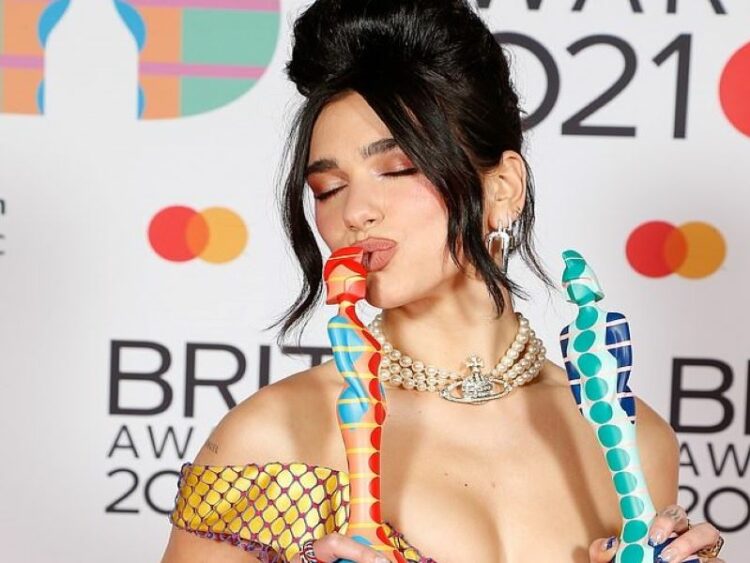 Με ζαρτιέρες και μίνι φόρεμα η Dua Lipa στα Brit Awards (ΦΩΤΟ)