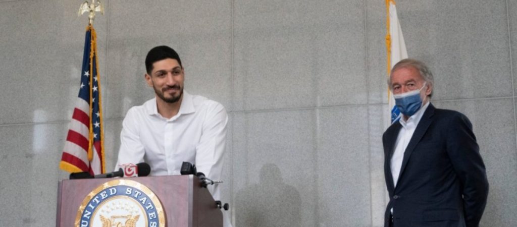 Αμερικανός γερουσιαστής έβγαλε selfie με τον Καντέρ προκαλώντας αντιδράσεις στην Τουρκία