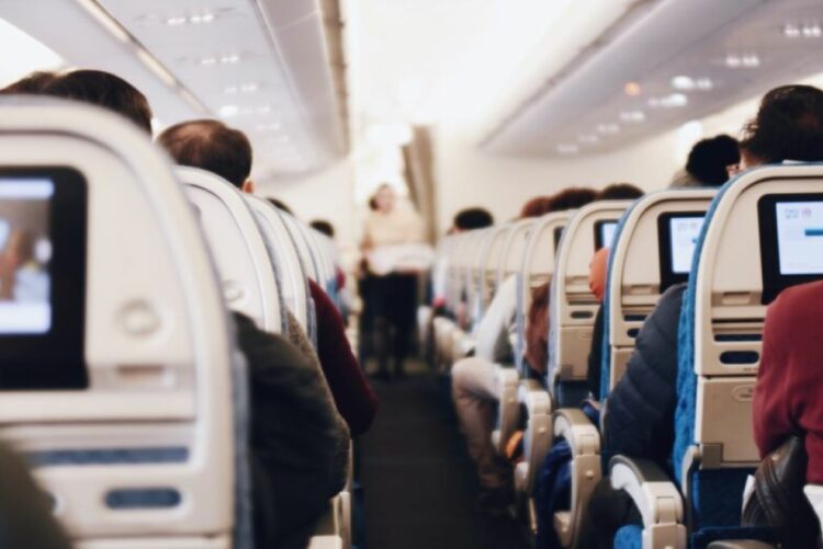 Επιβάτιδα γρονθοκόπησε αεροσυνοδό επειδή της είπε να φορέσει μάσκα (Βίντεο)