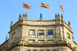 Σε υψηλό 8ετίας ο δανεισμός των ισπανικών τραπεζών από ΕΚΤ Οι ισπανικές τράπεζες είχαν δανειστεί 268,7 δισ. ευρώ τον Μάρτιο Οι ισπανικές τράπεζες δανείστηκαν 290 δισ. ευρώ από την ΕΚΤ τον Απρίλιο, το μεγαλύτερο ποσό των τελευταίων οκτώ ετών, σύμφωνα με τα στοιχεία της Τράπεζας της Ισπανίας, τα οποία επικαλείται δημοσίευμα του Reuters την Παρασκευή 14 Μαϊου 2021. Τα τραπεζικά ιδρύματα προσφεύγουν στο φθηνό δανεισμό από την ΕΚΤ προκειμένου να αμβλύνουν τον αντίκτυπο της πανδημίας του κορωνοϊού. Οι ισπανικές τράπεζες είχαν δανειστεί 268,7 δισ. ευρώ τον Μάρτιο, που αποτελεί το ποσό αριθμό από τον Ιανουάριο του 2013. Τον Αύγουστο του 2012, οι ισπανικές τράπεζες έλαβαν δάνεια-ρεκόρ ύψους 411 δισ. ευρώ από την ΕΚΤ, όταν η χρηματοπιστωτική κρίση ήταν στην κορύφωση της και οι πληγείσες τράπεζες έλαβαν πακέτο βοήθειας 41,3 δισ. ευρώ από την Ευρωπαϊκή Ένωση.