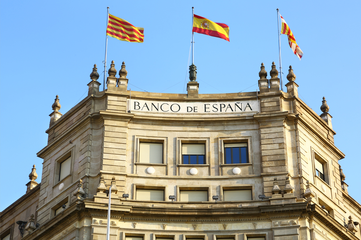 Σε υψηλό 8ετίας ο δανεισμός των ισπανικών τραπεζών από ΕΚΤ Οι ισπανικές τράπεζες είχαν δανειστεί 268,7 δισ. ευρώ τον Μάρτιο Οι ισπανικές τράπεζες δανείστηκαν 290 δισ. ευρώ από την ΕΚΤ τον Απρίλιο, το μεγαλύτερο ποσό των τελευταίων οκτώ ετών, σύμφωνα με τα στοιχεία της Τράπεζας της Ισπανίας, τα οποία επικαλείται δημοσίευμα του Reuters την Παρασκευή 14 Μαϊου 2021. Τα τραπεζικά ιδρύματα προσφεύγουν στο φθηνό δανεισμό από την ΕΚΤ προκειμένου να αμβλύνουν τον αντίκτυπο της πανδημίας του κορωνοϊού. Οι ισπανικές τράπεζες είχαν δανειστεί 268,7 δισ. ευρώ τον Μάρτιο, που αποτελεί το ποσό αριθμό από τον Ιανουάριο του 2013. Τον Αύγουστο του 2012, οι ισπανικές τράπεζες έλαβαν δάνεια-ρεκόρ ύψους 411 δισ. ευρώ από την ΕΚΤ, όταν η χρηματοπιστωτική κρίση ήταν στην κορύφωση της και οι πληγείσες τράπεζες έλαβαν πακέτο βοήθειας 41,3 δισ. ευρώ από την Ευρωπαϊκή Ένωση.