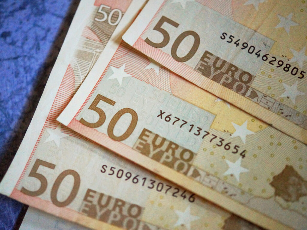 Λεφτά.