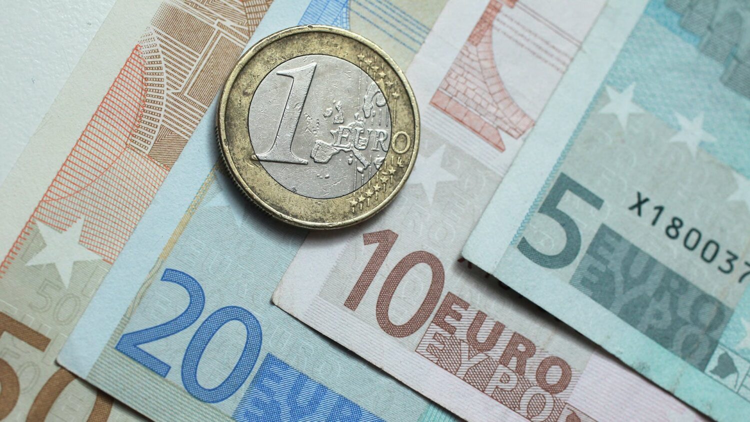 Η πανδημία έκανε καλό... στο ευρώ
