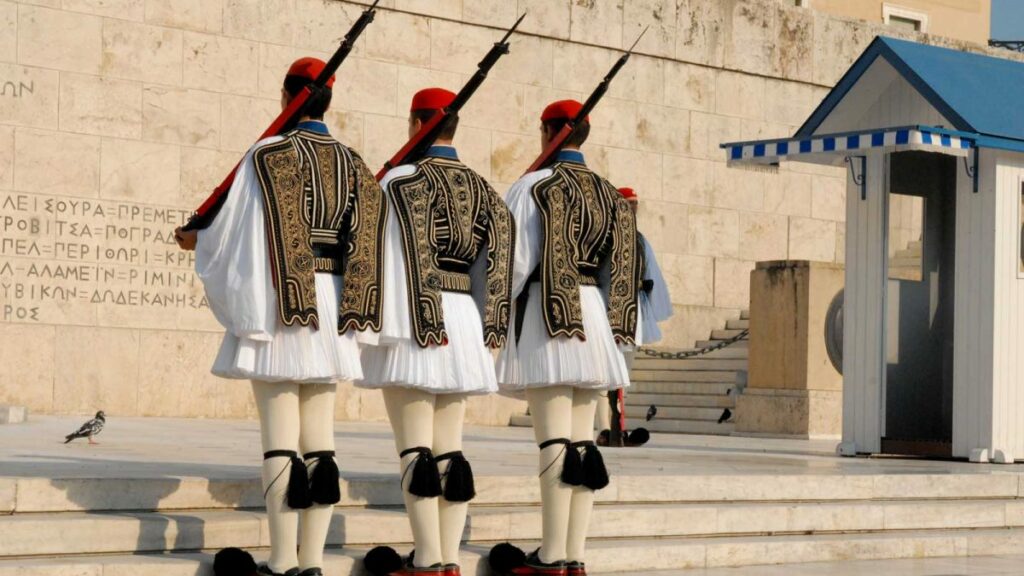 Πρώην ΟΥΚάς επιχείρησε να αρπάξει το όπλο Εύζωνα στην Ηρώδου Αττικού