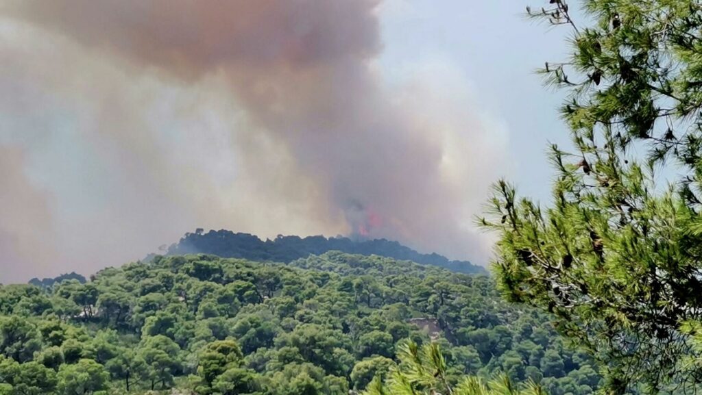 Φωτιά στον Σχίνο: Η εικόνα συνεχώς βελτιώνεται