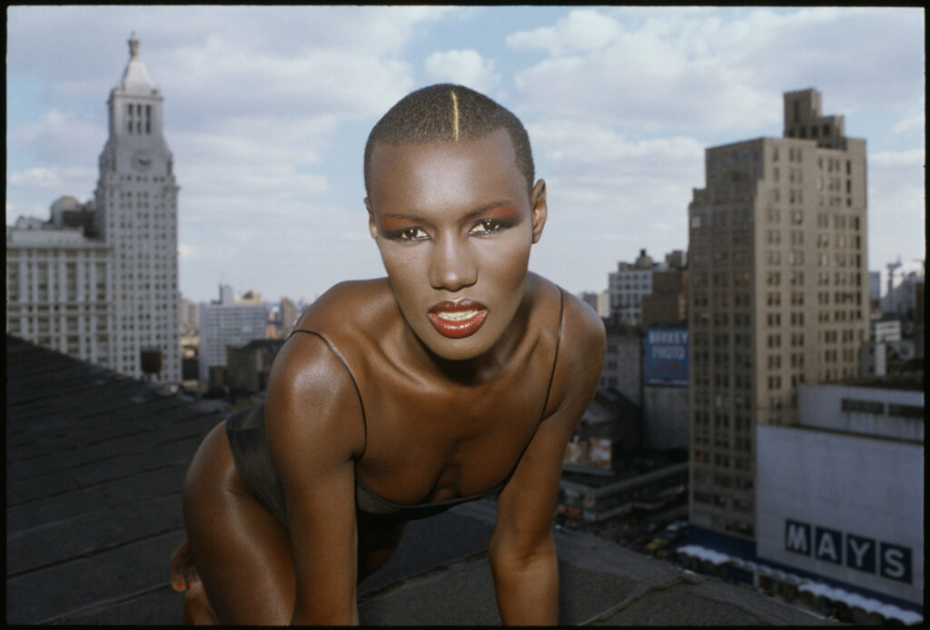 Grace Jones: Όταν η μούσα του Andy Warhol ερμήνευε ιδανικά το La Vie en Rose