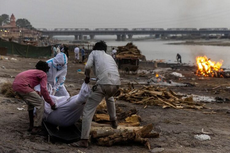 Ινδία: Πτώματα ασθενών κορωνοϊού σε ποταμούς - Πάνω από 270.000 νεκροί (Εικόνες)